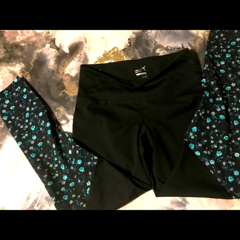 Old navy active Large black & blue flower leggings